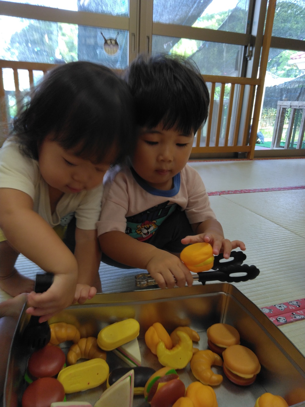 パン屋さんごっこをする子ども⑶
