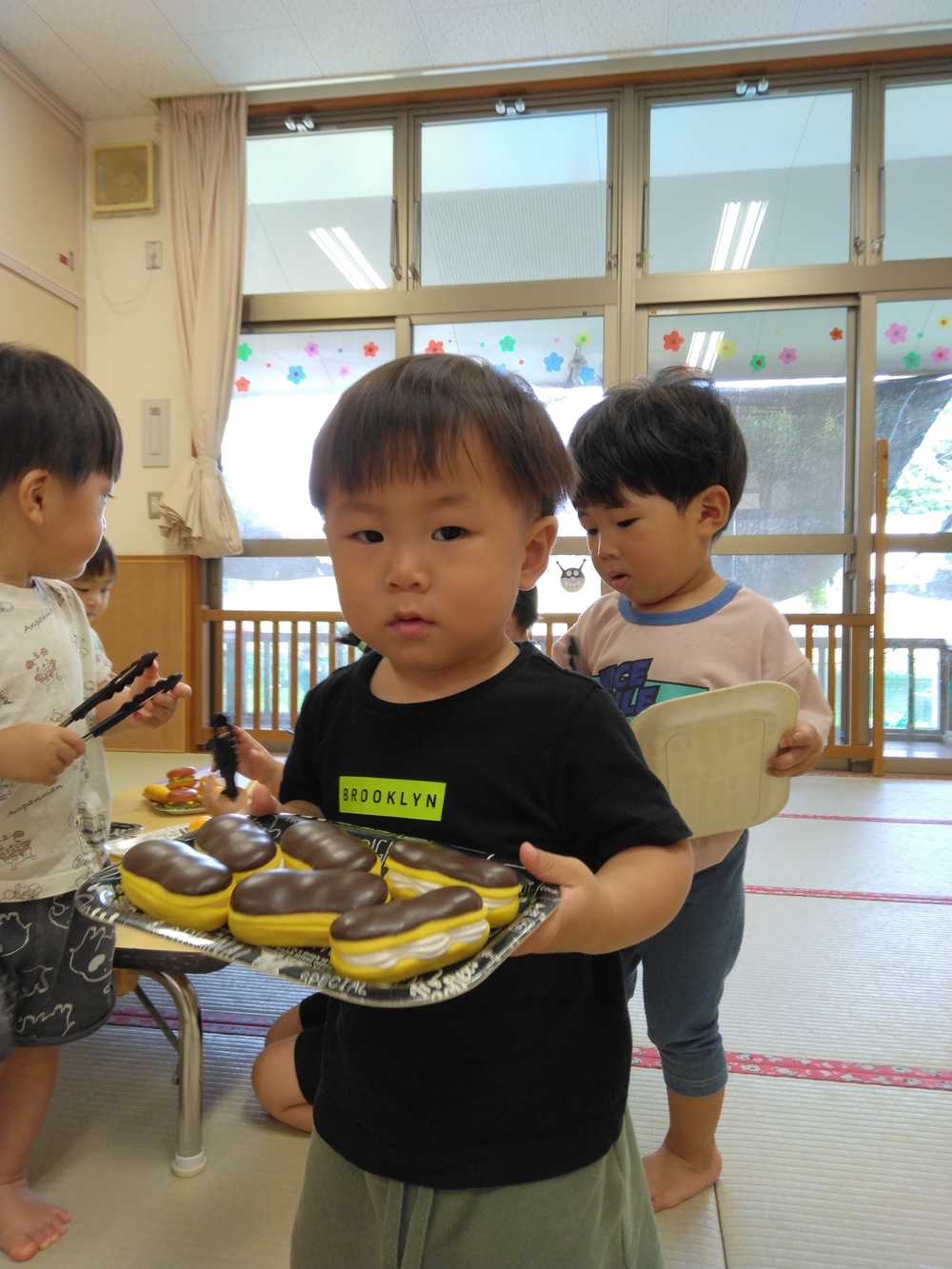 パン屋さんごっこをする子ども⑷