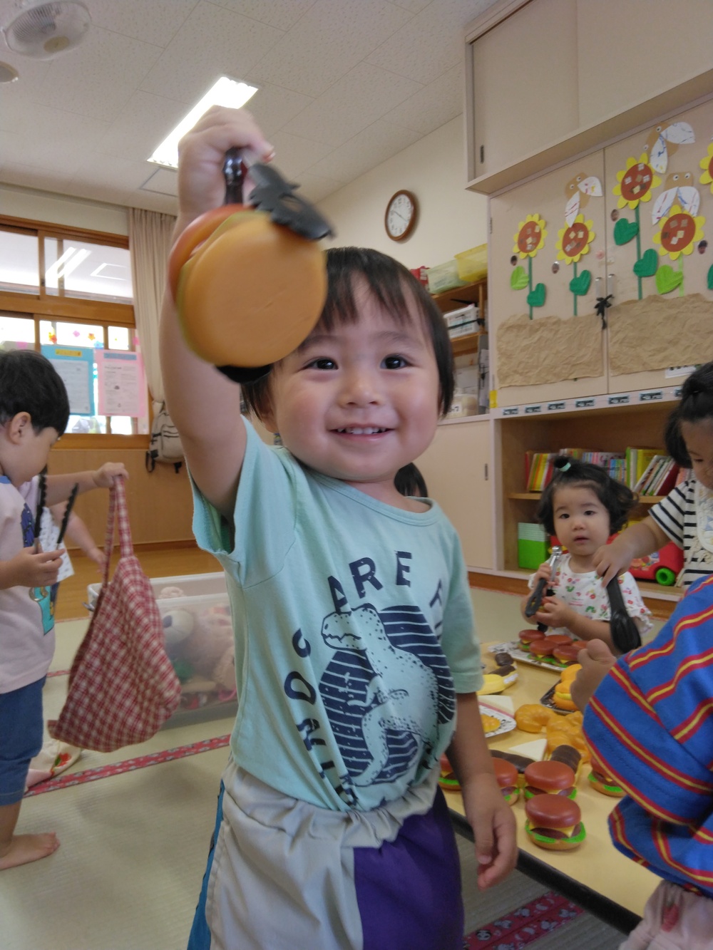 パン屋さんごっこをする子ども⑸