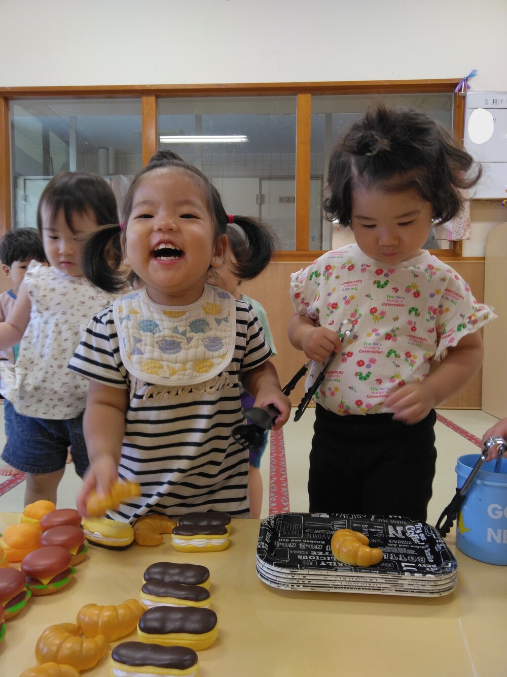 パン屋さんごっこをする子ども6