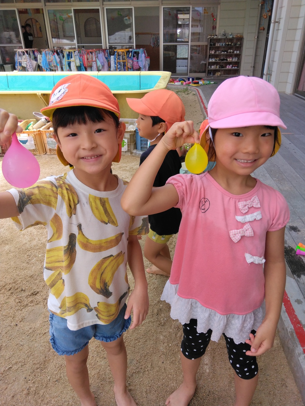水風船で遊ぶ様子２