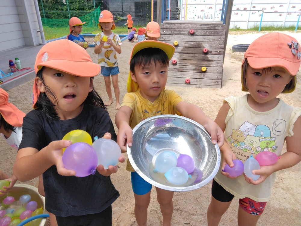 水風船で遊ぶ様子３