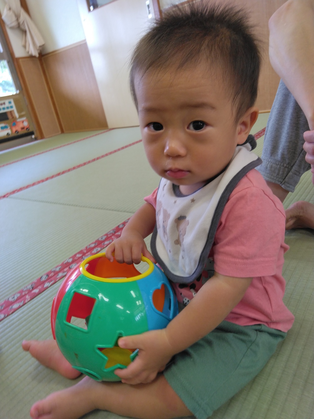 室内で遊ぶこども (2)