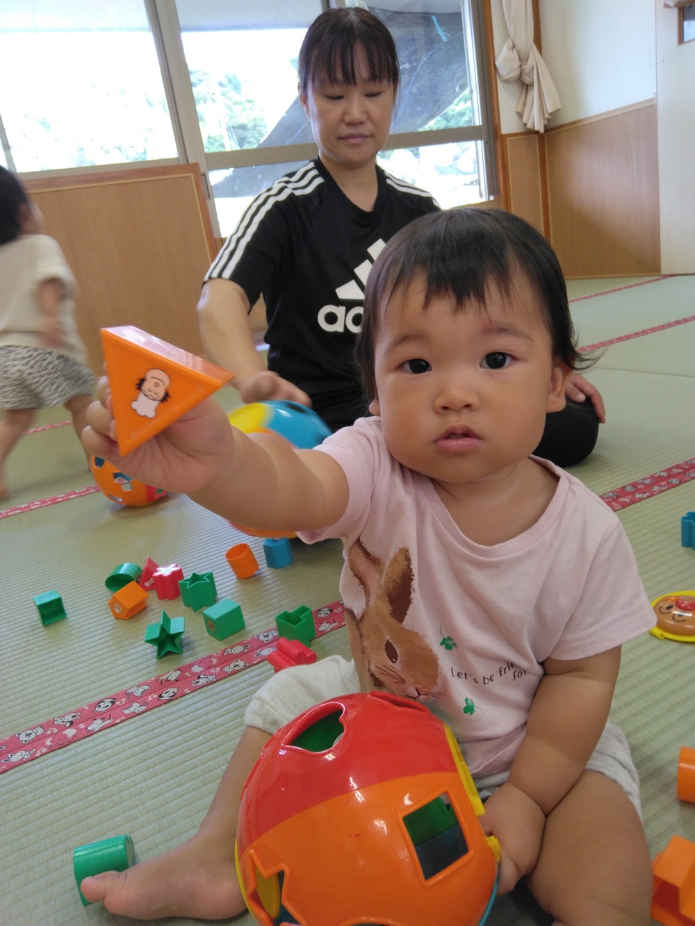 室内で遊ぶこども (3)
