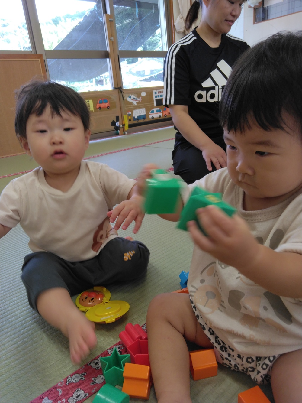 室内で遊ぶこども