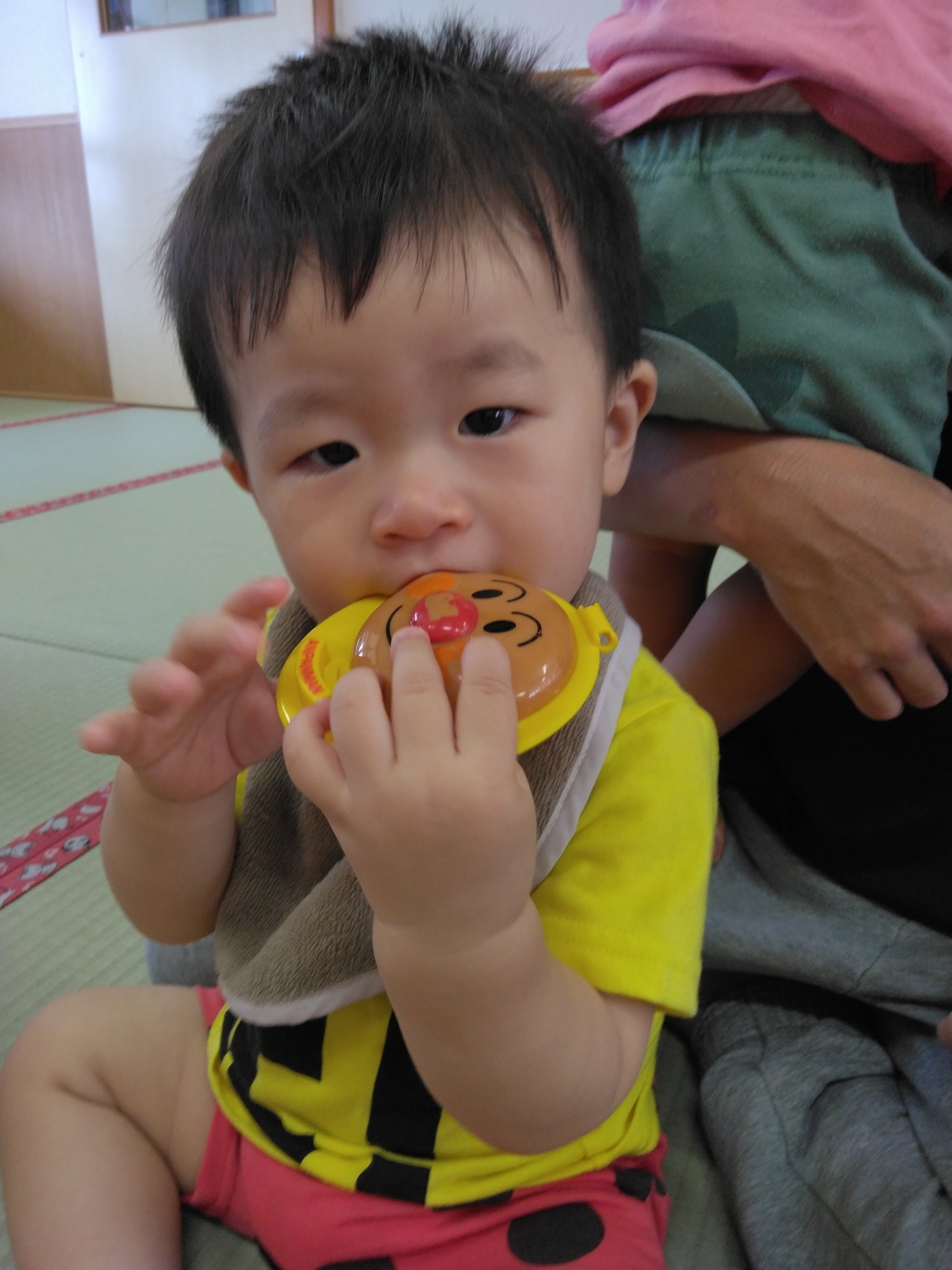 室内で遊ぶ子ども (2)