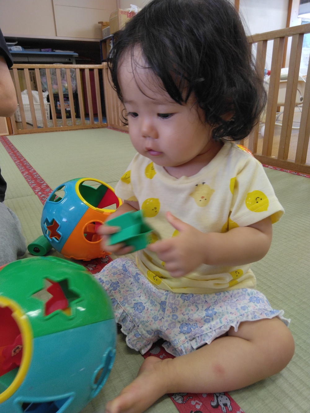 室内で遊ぶ子ども