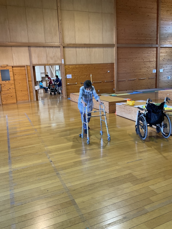 歩いています