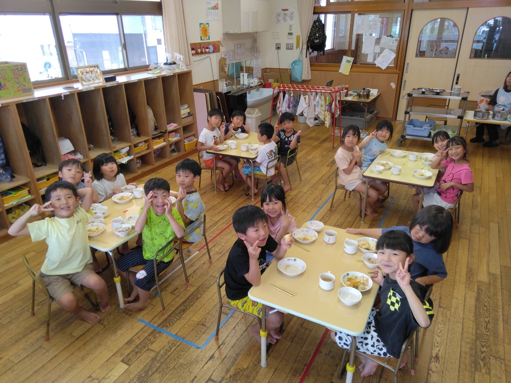 給食を食べている様子