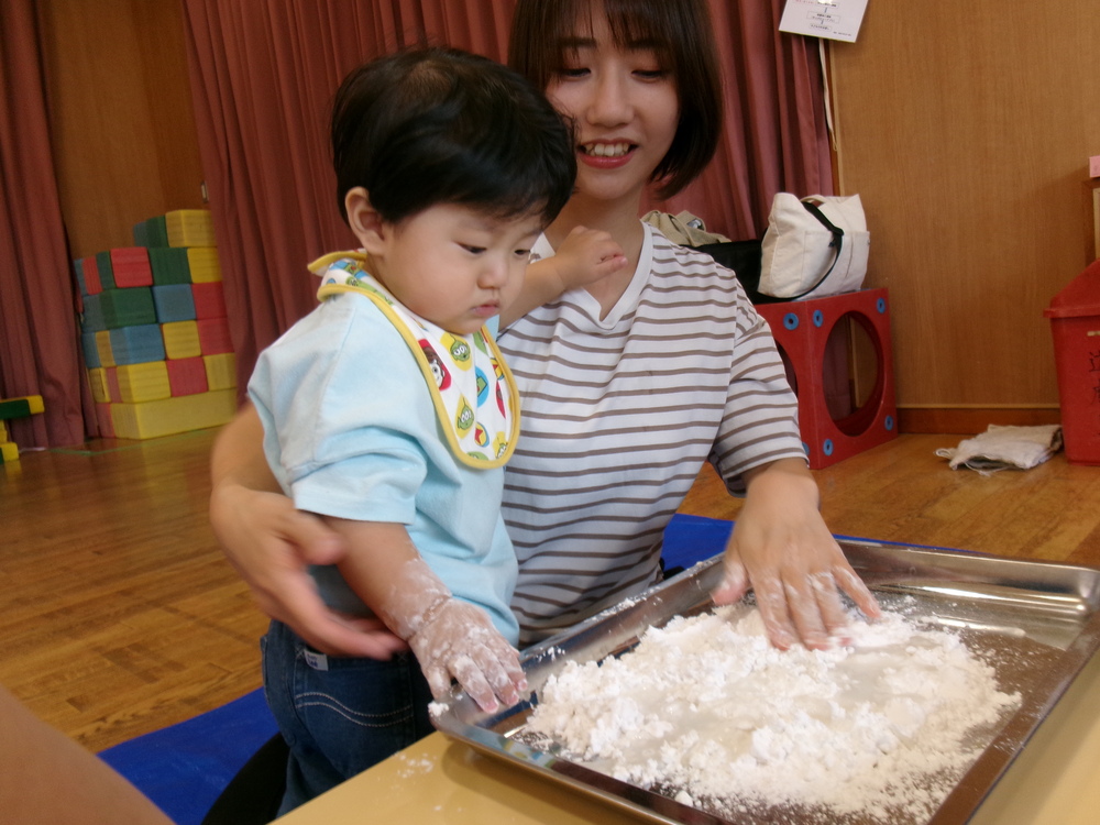 感触遊びの様子