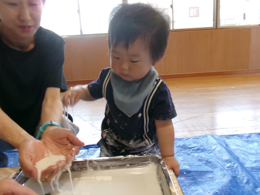 感触遊びの様子