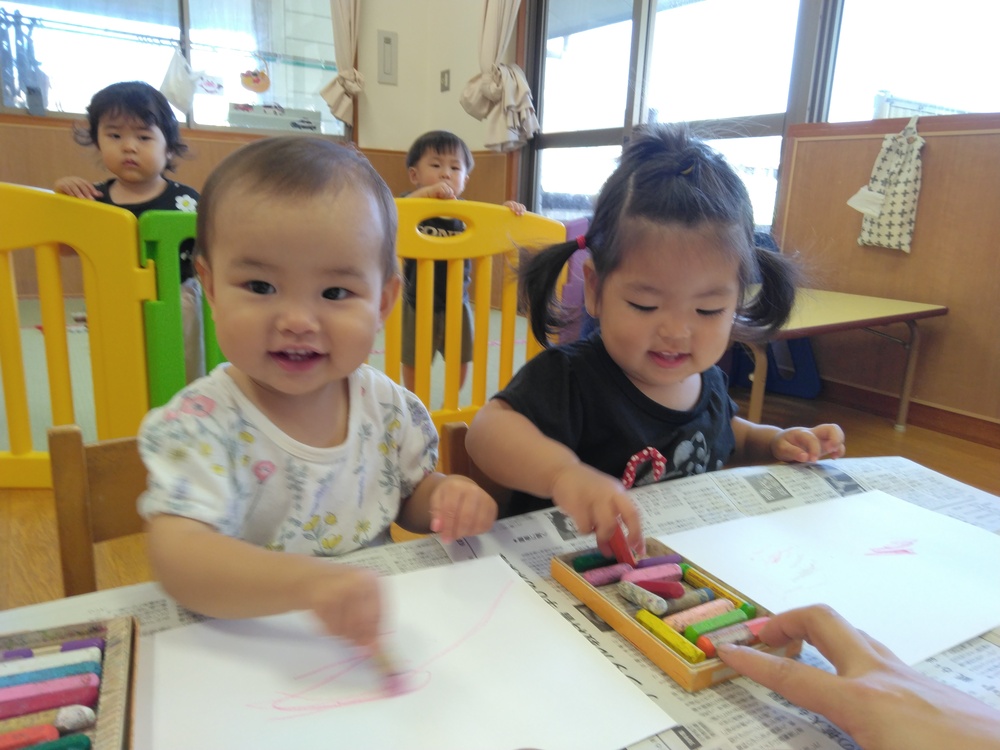 お絵かきをする子ども⑴