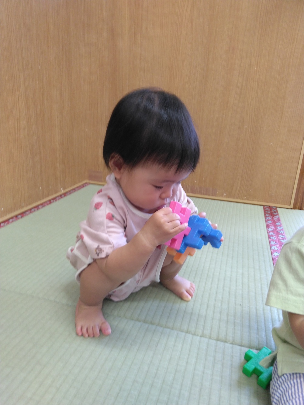 井形ブロックで遊ぶ子ども⑴