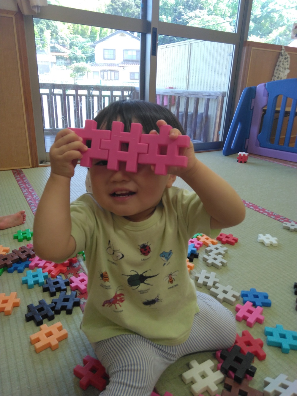井形ブロックで遊ぶ子ども⑶