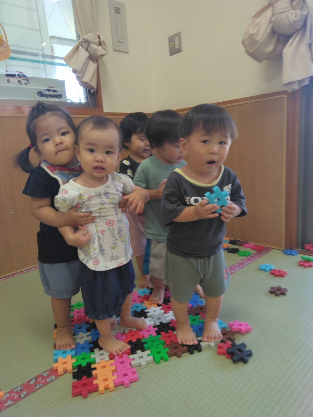 井形ブロックの上に乗って遊ぶ子ども