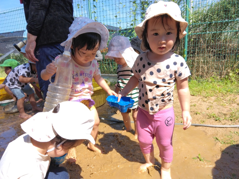 どろんこ遊びの様子 (2)