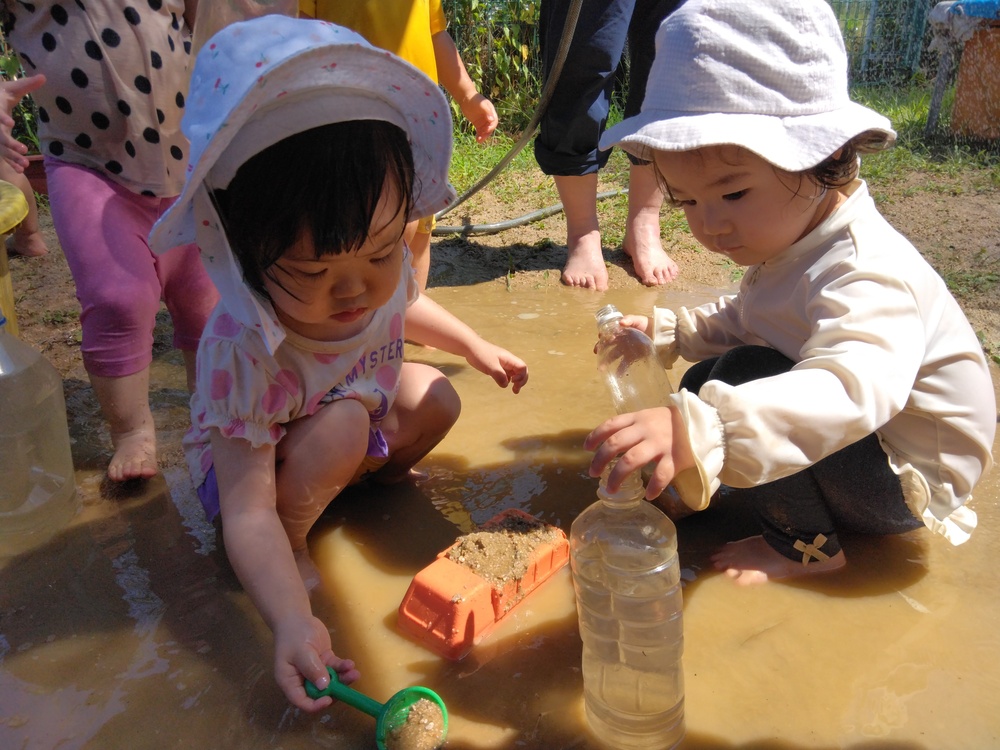 どろんこ遊びの様子 (4)