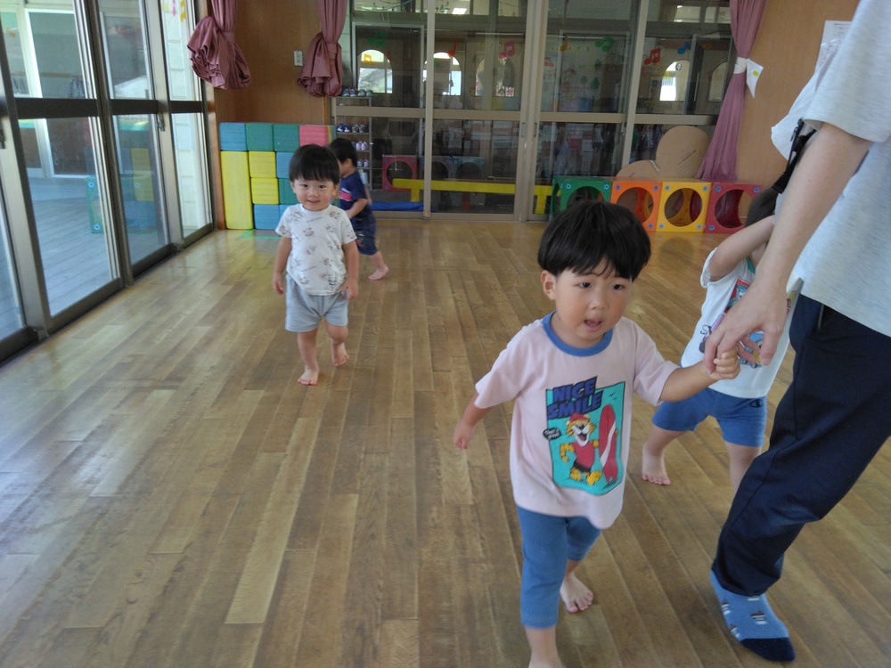 遊戯室で遊ぶ子ども (1)