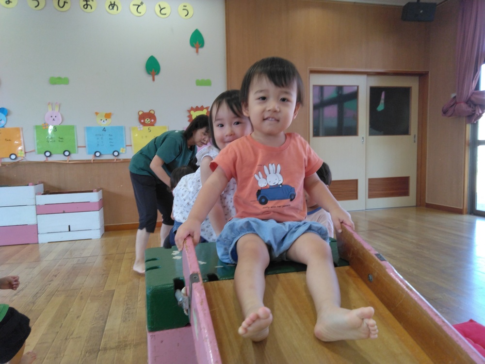 遊戯室で遊ぶ子ども (2)