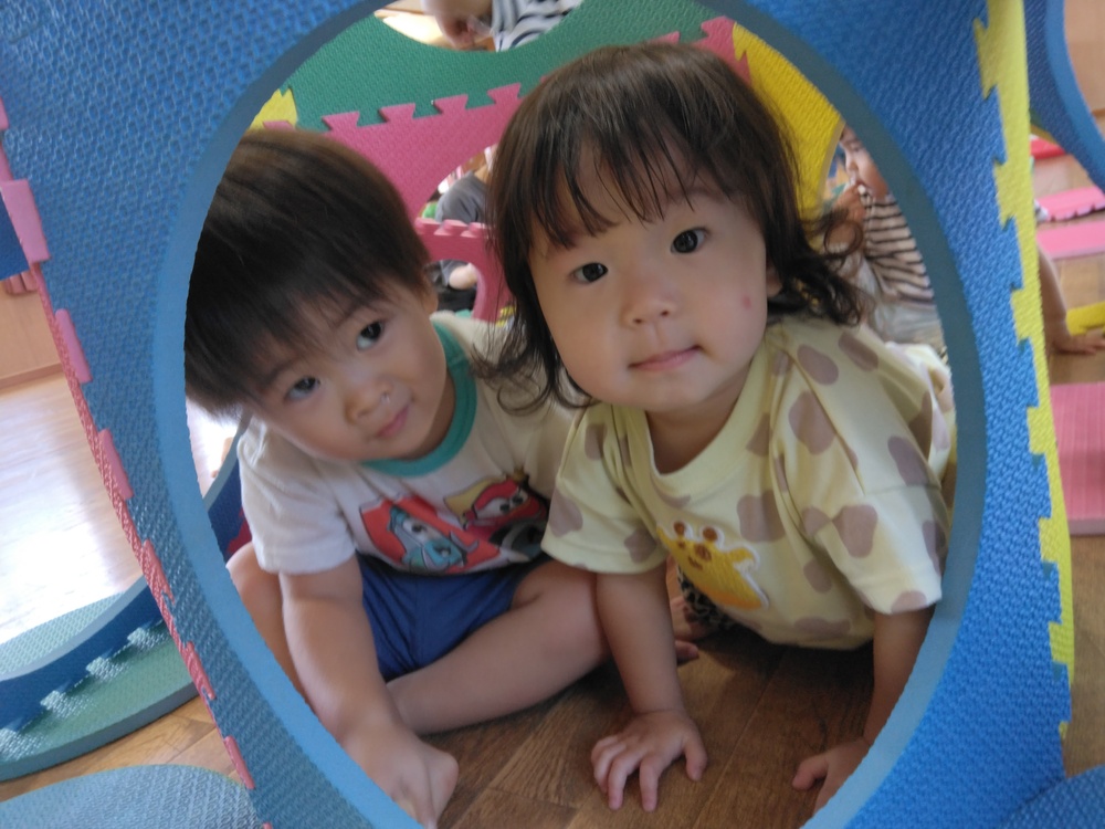 遊戯室で遊ぶ子ども (3)