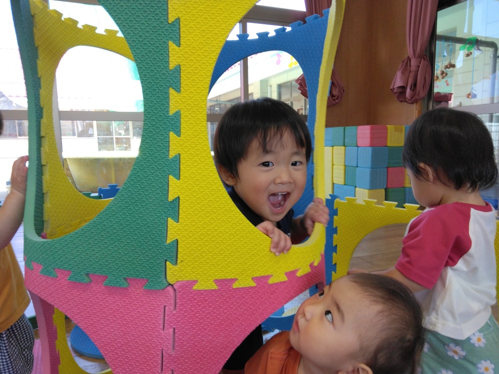 遊戯室で遊ぶ子ども (4)