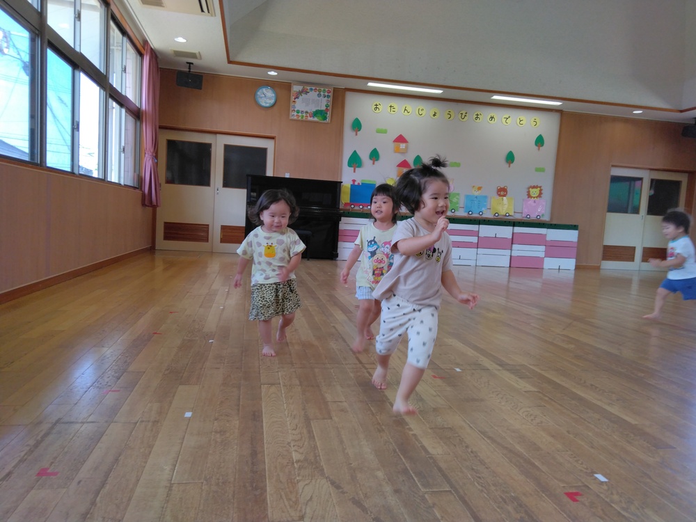 遊戯室で遊ぶ子ども (5)