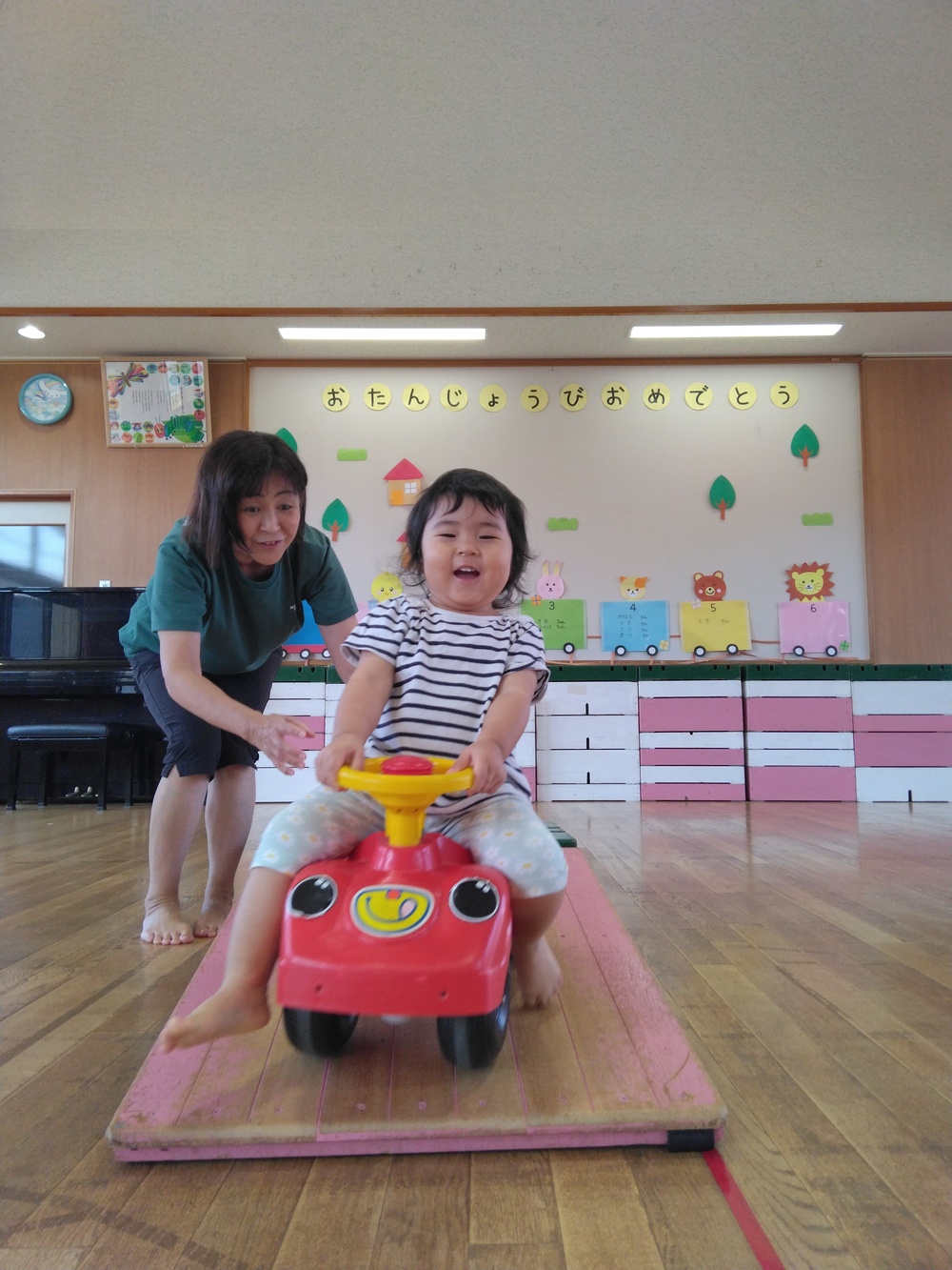 遊戯室で遊ぶ子ども⑴