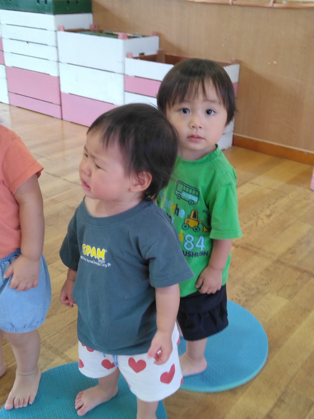 遊戯室で遊ぶ子ども⑵