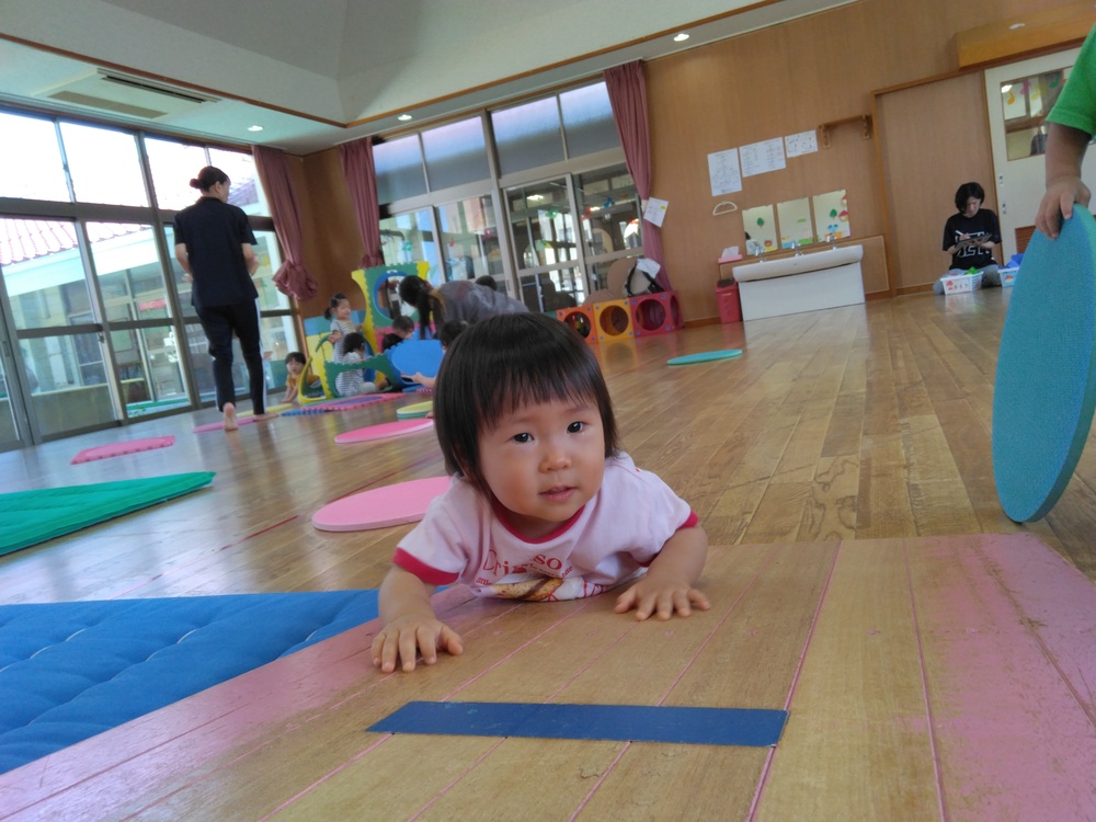 遊戯室で遊ぶ子ども⑶