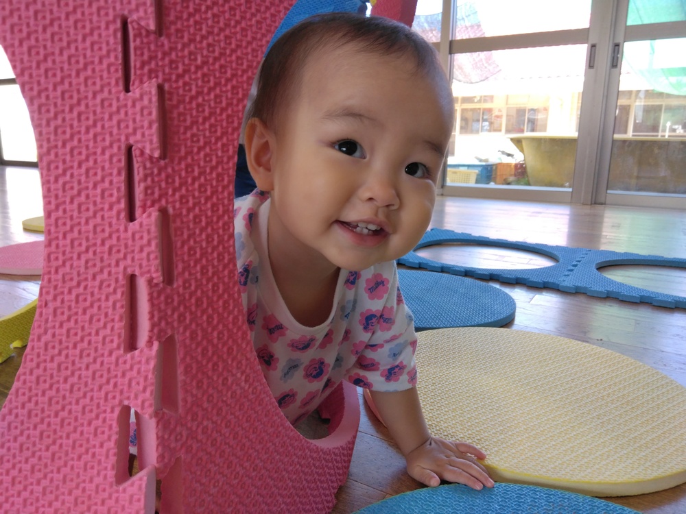 遊戯室で遊ぶ子ども⑷