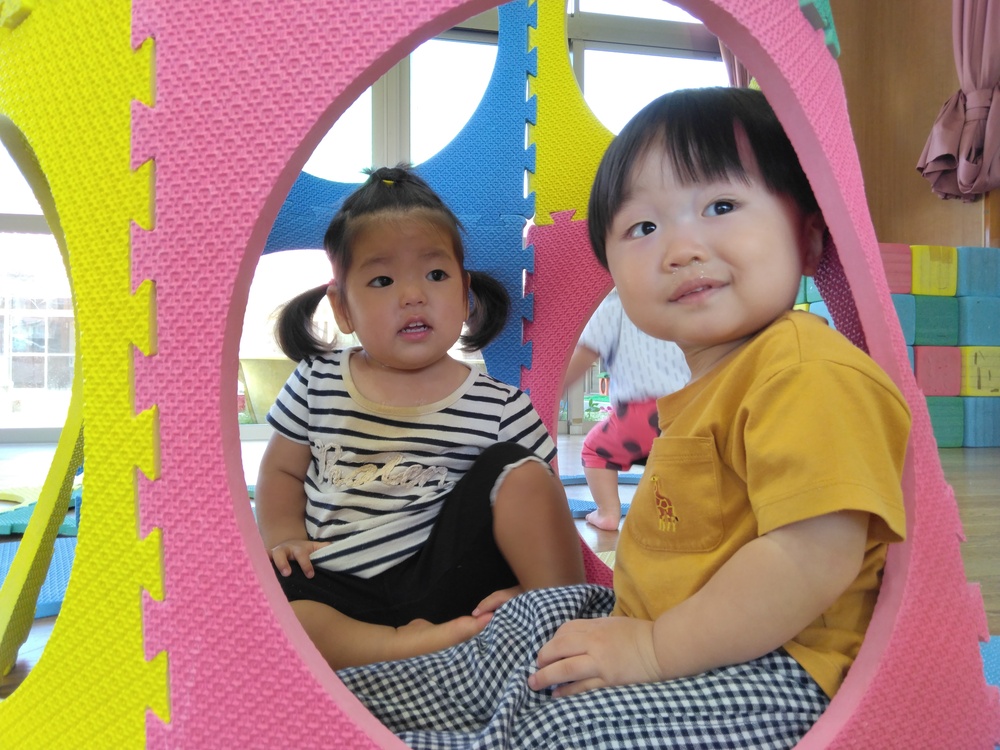 遊戯室で遊ぶ子ども⑸