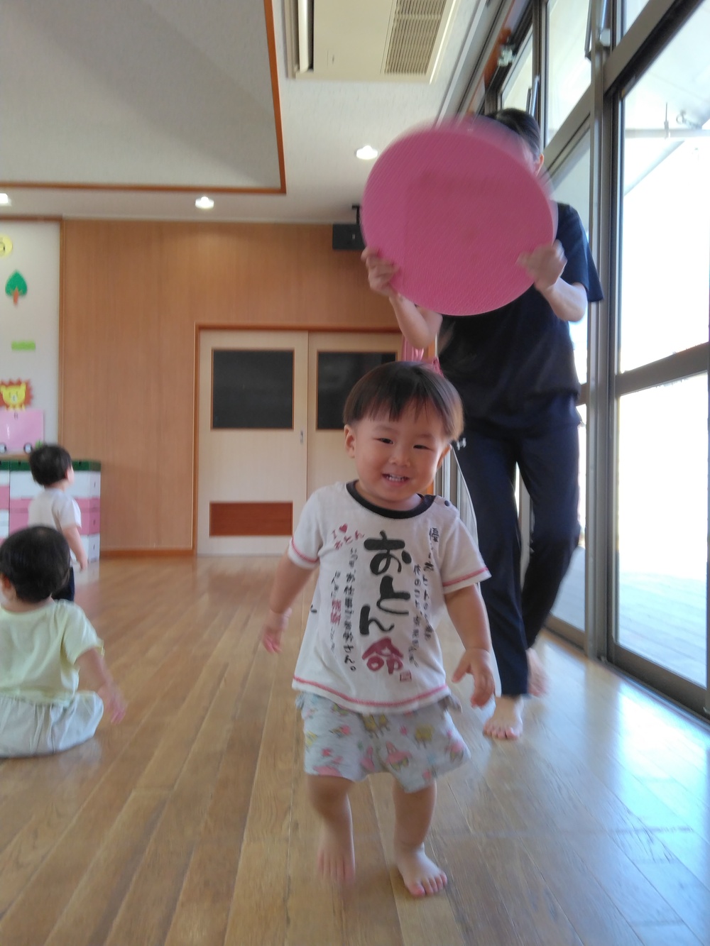 遊戯室で遊ぶ子ども⑹