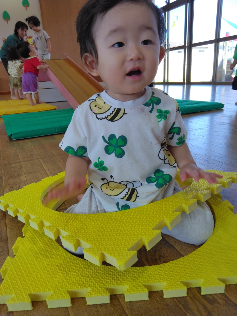 遊戯室で遊ぶ様子