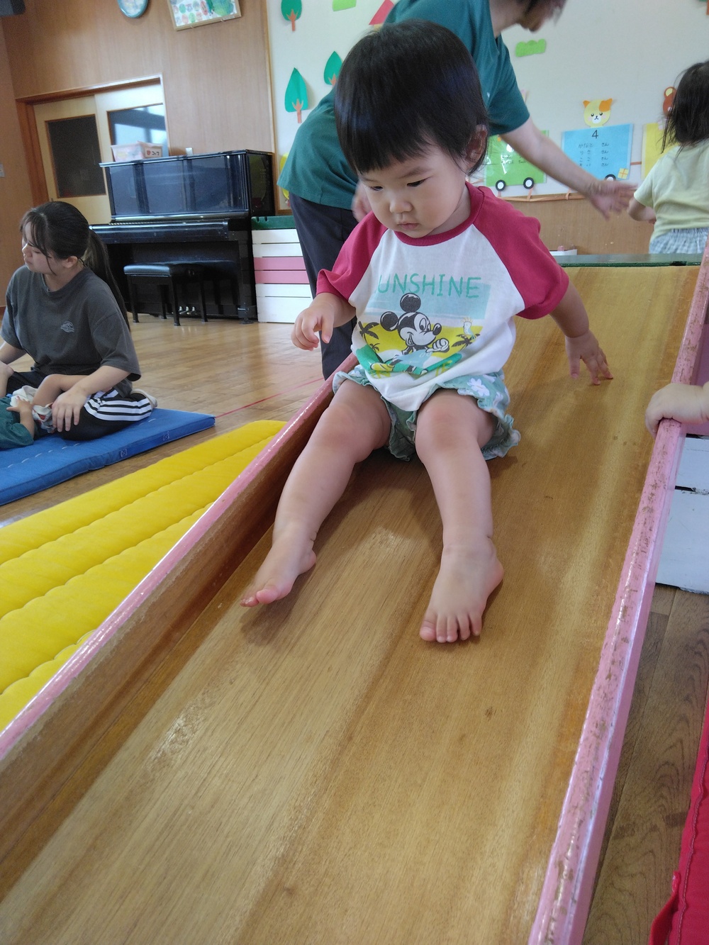 遊戯室で遊ぶ様子５