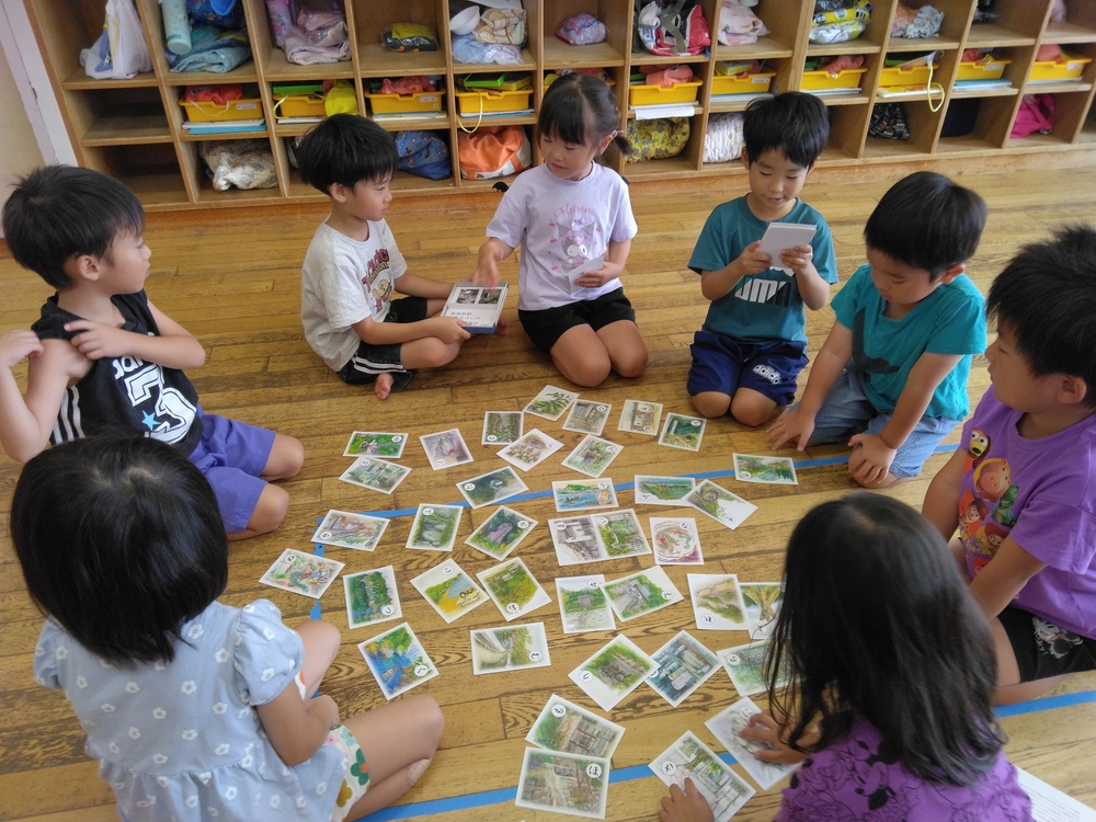 銀山カルタをしている様子