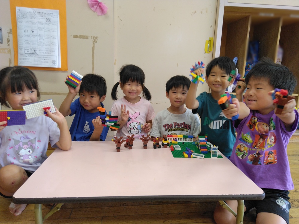 作品を見せてくれる子どもたち<ぼかしあり>2