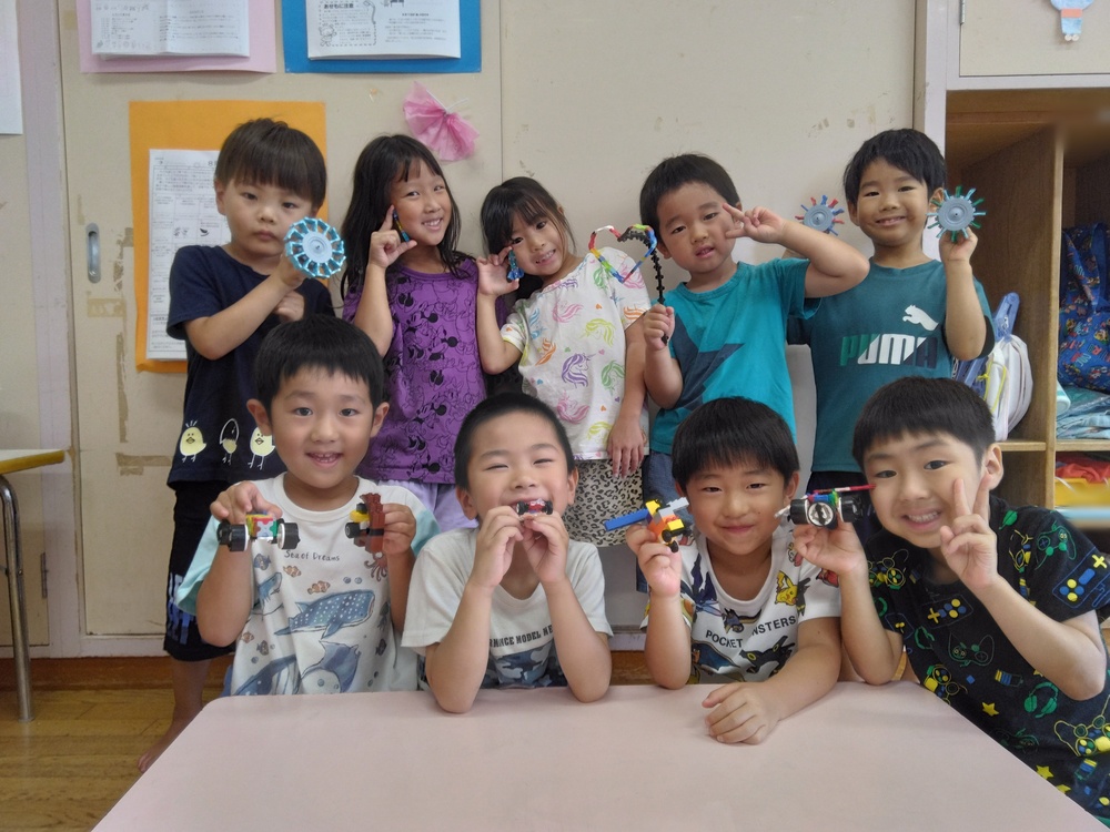 作品を見せてくれる子どもたち<ぼかしあり>3