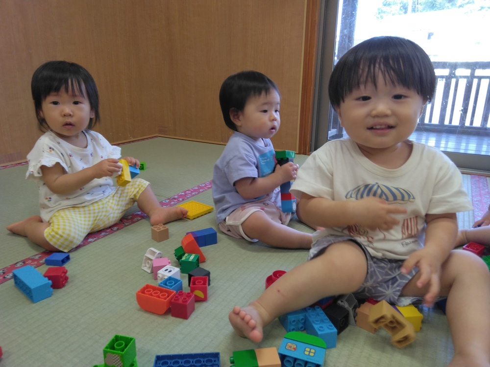 ブロック遊び楽しむ様子 (2)