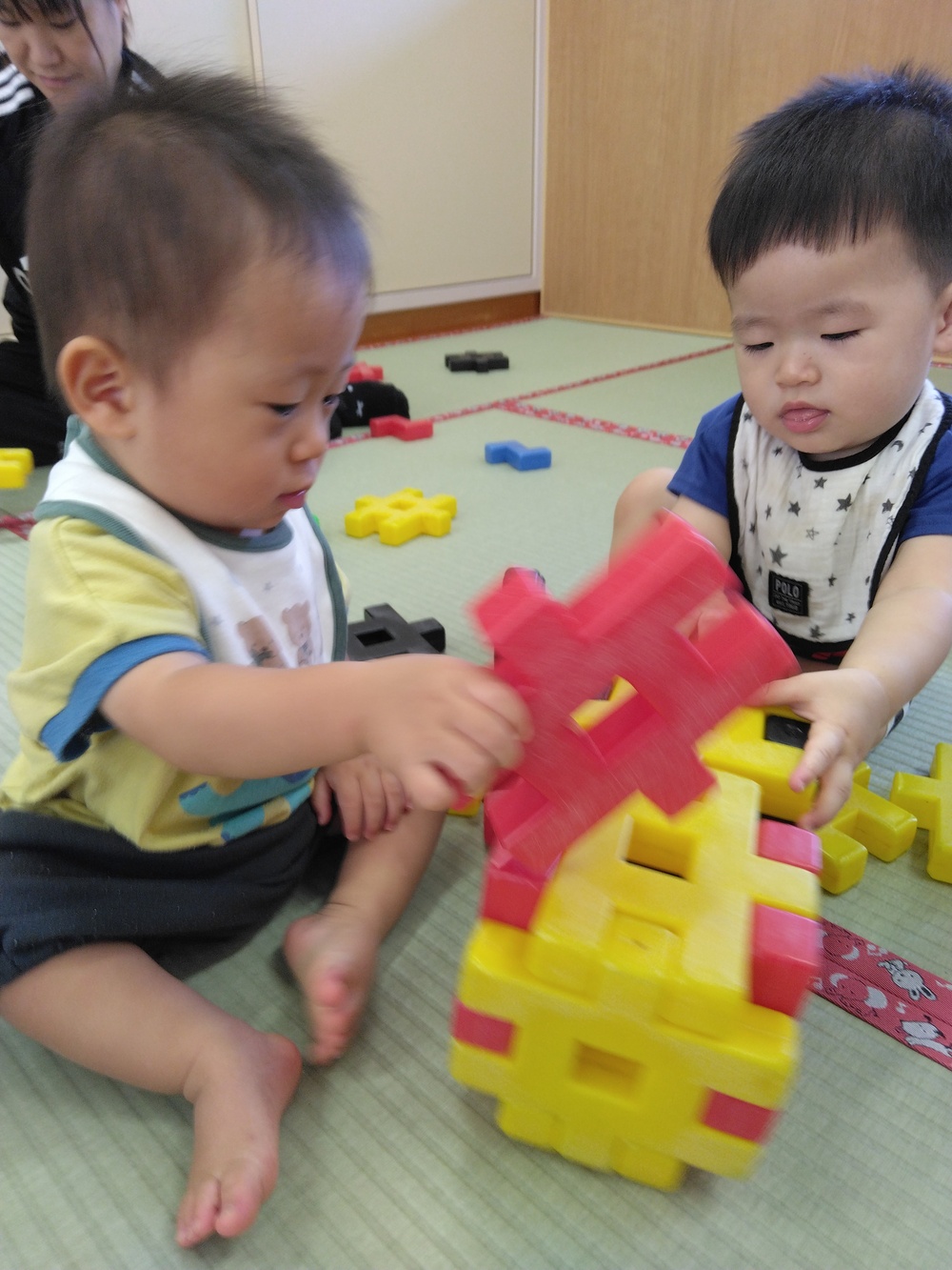 ブロックで遊ぶこども