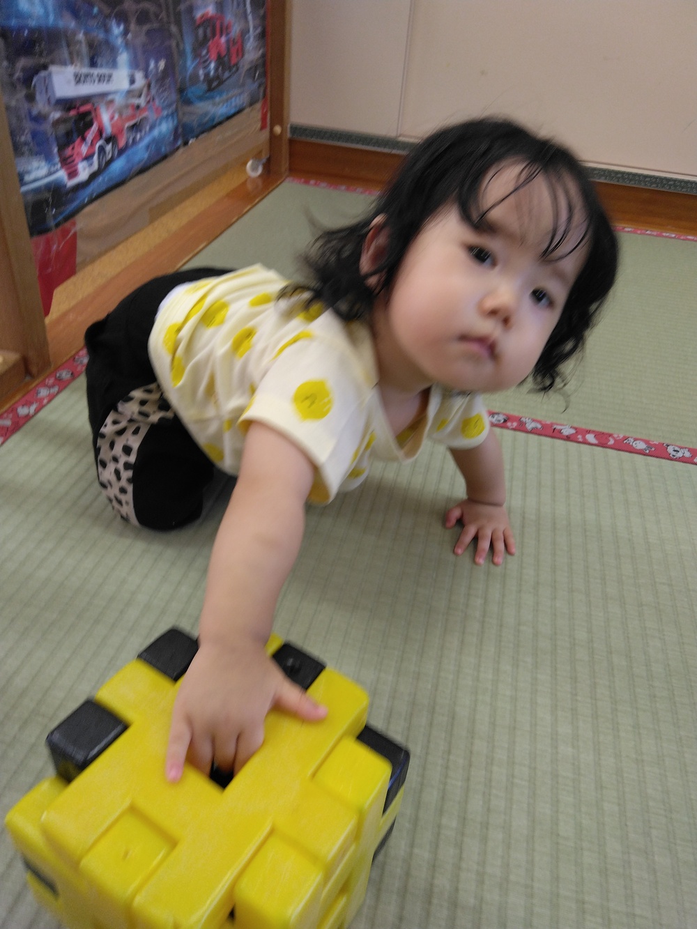 ブロックで遊ぶこども (3)