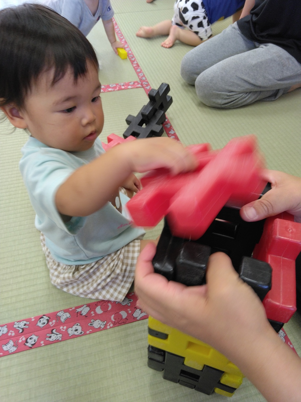 ブロックで遊ぶこども (4)