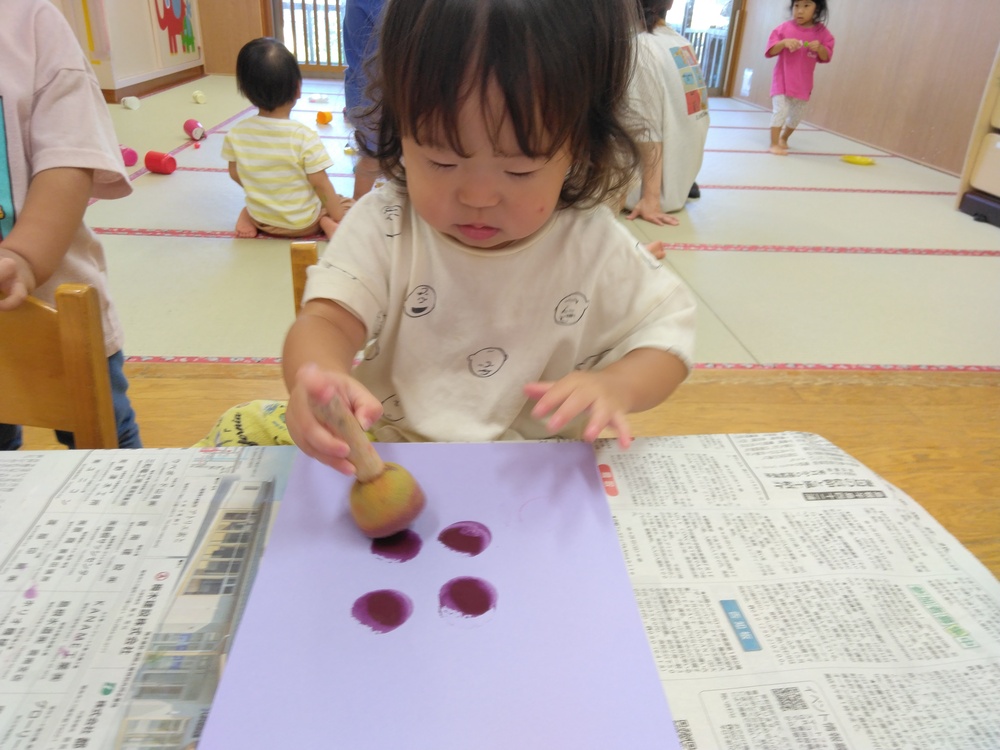 製作をする子ども (1)