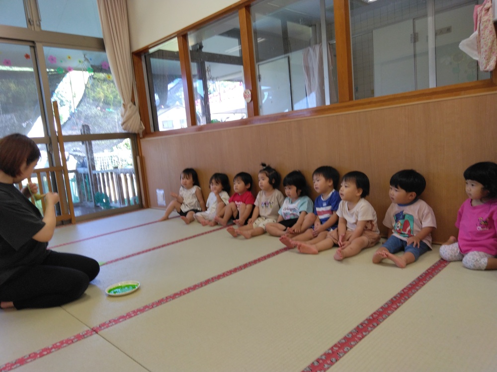 製作をする子ども (2)
