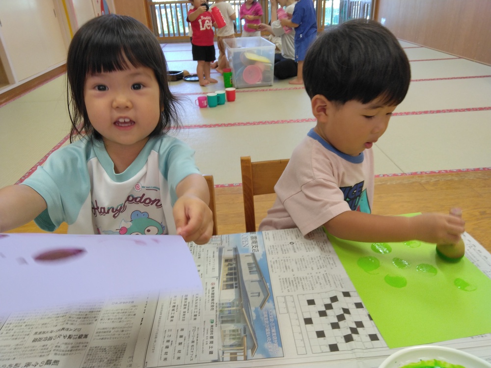 製作をする子ども (3)