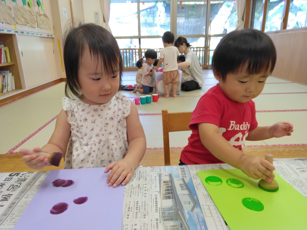 製作をする子ども (4)