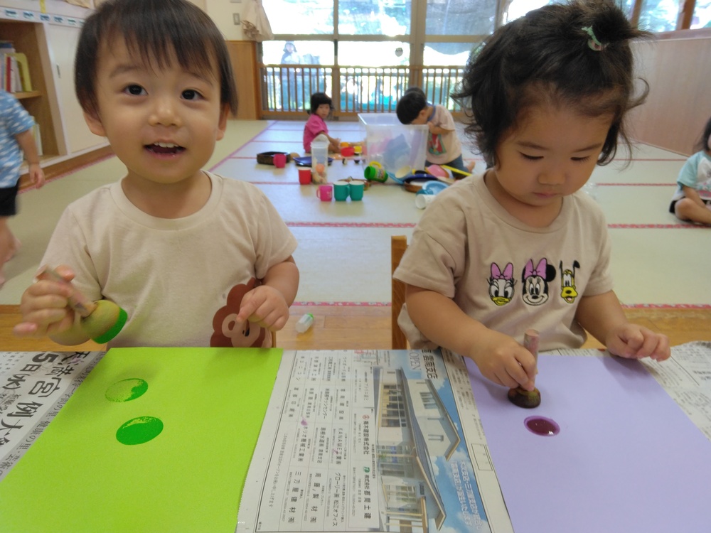 製作をする子ども (5)