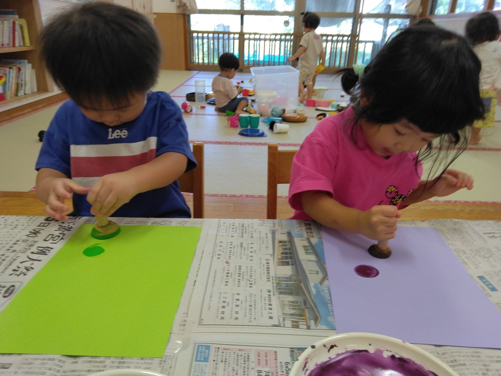 製作をする子ども (6)