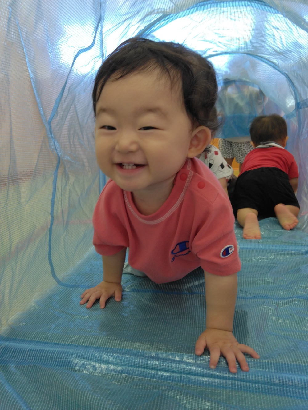 トンネルで遊ぶ様子 (3)