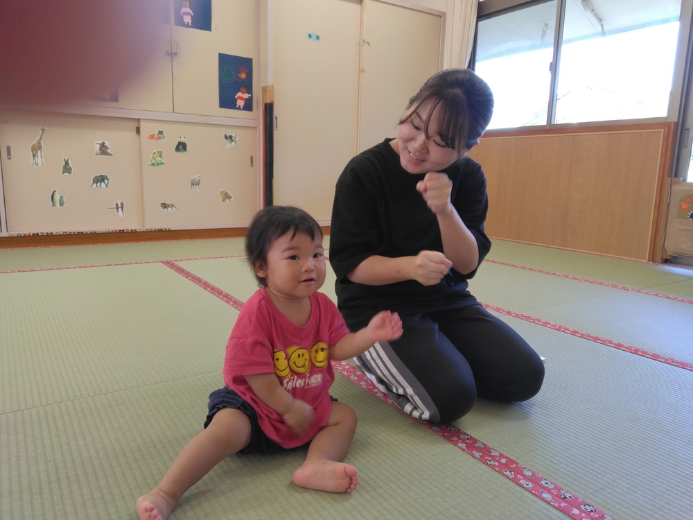 手遊びをする子ども