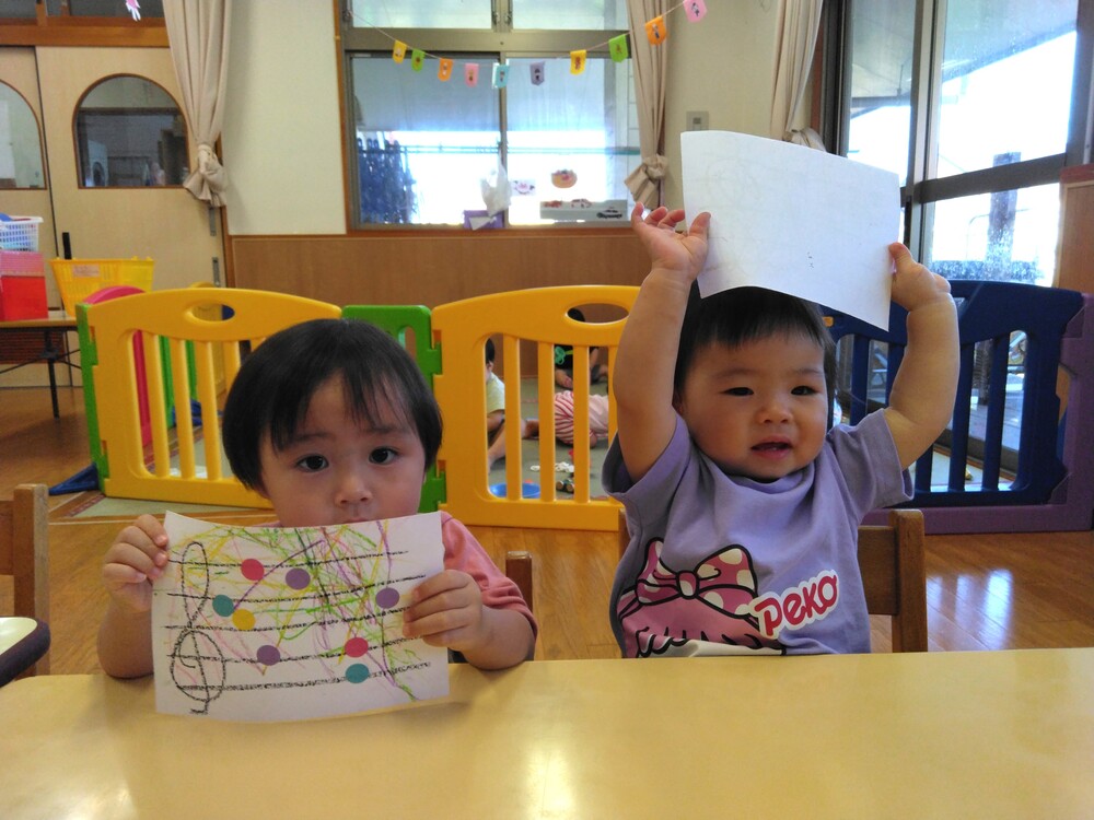 製作を見せる子ども⑴